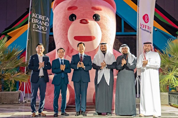 ▲롯데홈쇼핑 이동규 마케팅부문장, 김재겸 대표, 최병혁 주사우디아라비아 한국대사, 사우디아라비아 관광청 관계자들(사진 왼쪽부터). ⓒ롯데홈쇼핑