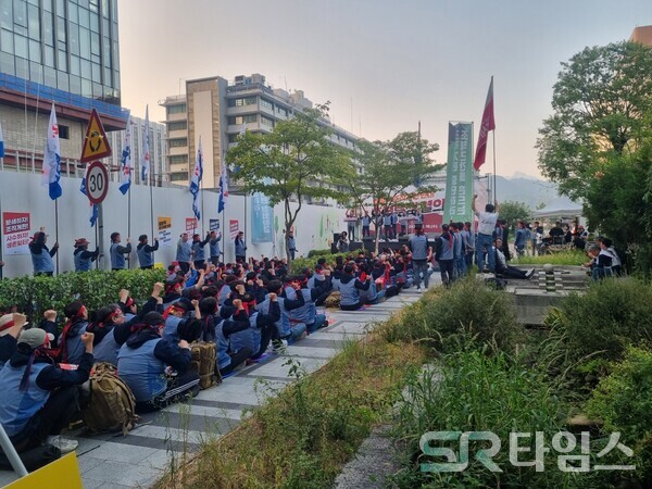 ▲KT노동조합이 지난 달 16일 사측을 대상으로 조직개편에 반대하며 총력투쟁 결의대회를 열고 있다. ⓒ문재호 기자