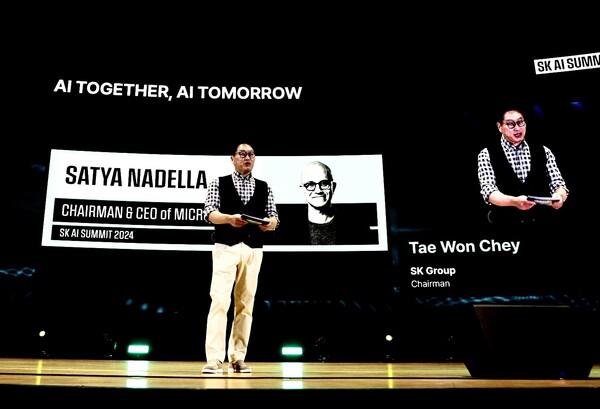 ▲최태원 SK그룹 회장이 4일 서울 강남구 코엑스에서 열린 'SK AI 서밋(SUMMIT) 2024'에서 ‘함께하는 AI, 내일의 AI(AI together, AI tomorrow)’를 주제로 기조 연설을 하고 있다.ⓒSK수펙스추구협의회