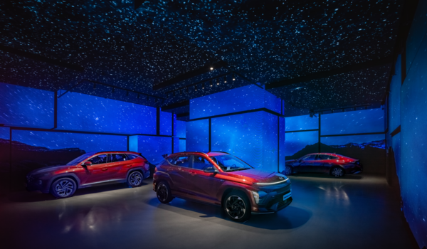 ▲현대 모터스튜디오 하남 내 전시된 ‘얼티메이트 레드 메탈릭’ 외장 색상의 ▲투싼 ▲코나EV ▲쏘나타 ⓒ현대자동차