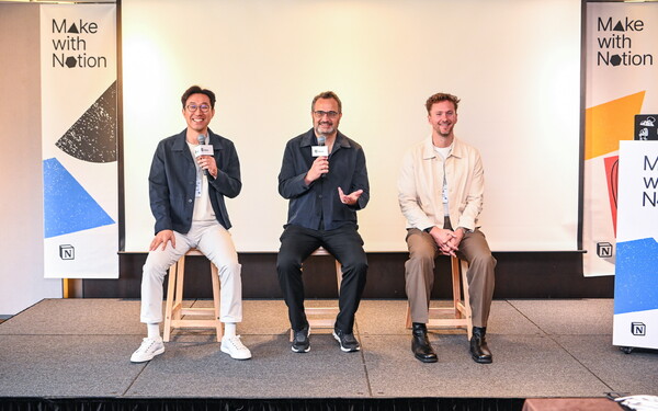 ▲글로벌 협업 툴 Notion이 5일 ‘Make with Notion’ 기자간담회를 개최했다. 사진은 기자들의 질문에 대답하고 있는 Notion 관계자(왼쪽부터 박대성 지사장, 퍼지 코스로우샤히, 존 헐리)의 모습. ⓒ노션