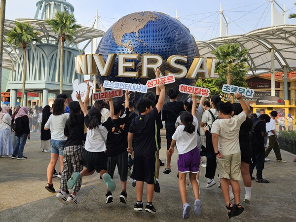 ▲참가 아동들이 싱가포르 해외 탐방을 마치고 힘찬 구호와 함께 뛰어오르고 있다. ⓒ포스코인터내셔널