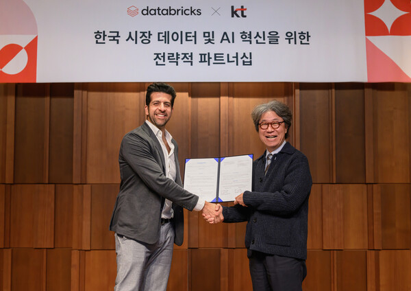 ▲KT가 데이터브릭스와 데이터∙AI 분야의 긴밀한 협력과 국내 AX 확산을 위한 업무협약을 체결했다.ⓒKT