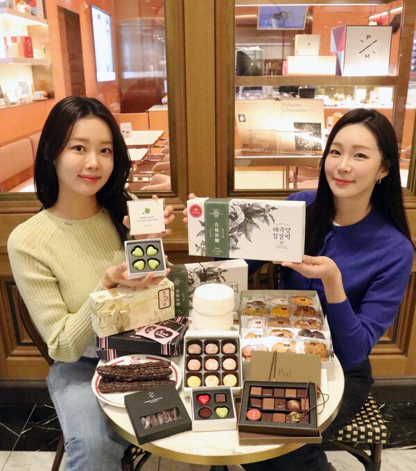 ▲강남점 스위트파크에서 수능 응원 선물을 소개하는 모습. ⓒ신세계백화점