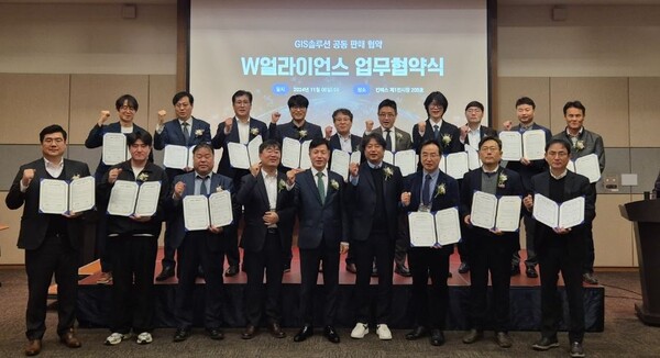 ▲김학성 웨이버스 대표이사(앞줄 왼쪽부터 다섯번째)를 포함한 IT 기업 관계자들이 지난 6일 일산 킨텍스에서 ‘W얼라이언스’ MOU을 체결한 후 사진을 찍고있다. ⓒ웨이버스