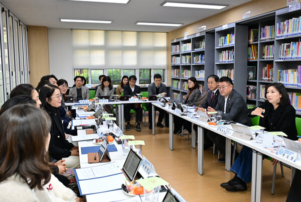 ▲문해력 수리력 진단검사·늘봄학교 운영현황을 청취 중인 최호정 서울시의회 의장. ⓒ서울시의회