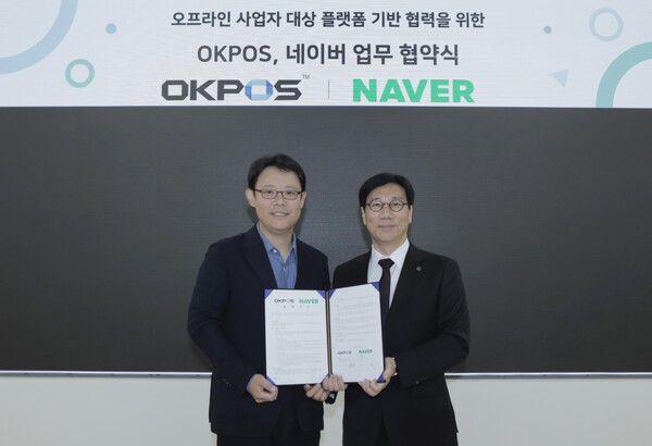 ▲7일 네이버 1784에서 이상철 네이버 플레이스사업 부문장(왼쪽)과 오케이포스 김정윤 대표(오른쪽)가 오프라인 사업자 가게 운영 효율화를 위한 업무 협약을 체결했다. ⓒ네이버
