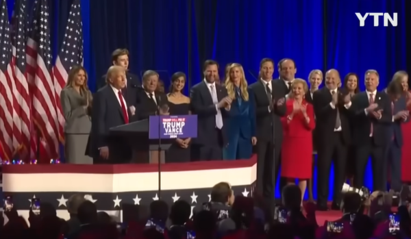 ▲도널드 트럼프 당선인이 제47대 미국 대통령 당선 축하를 받고 있다. ⓒYTN 화면 캡처