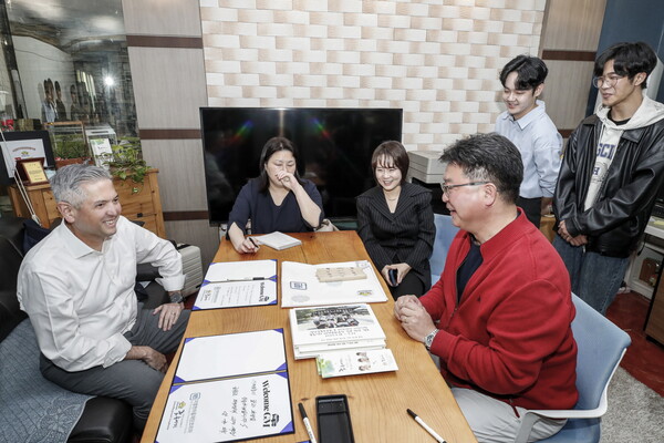 ▲지난 7일 한국지엠 창원사업장 부근에 있는 ‘꿈놀이터그룹홈’에서 차량 기증식이 진행됐다. 이날 행사에 참석한 (왼쪽부터) 헥터 비자레알 한국지엠 사장 겸 CEO 및 한마음재단 대표이사, 윤명옥 한마음재단 사무총장, 이광원 꿈놀이터그룹홈 원장 및 청소년들. ⓒGM