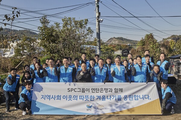 ▲7일 서울 서초구 전원마을 비닐하우스 단지에서 허희수 SPC 부사장, 김대일 섹타나인 대표 등 SPC 임직원들이 연탄 배달을 한 뒤 기념촬영을 하고 있다. ⓒSPC그룹