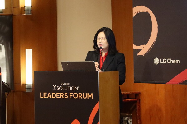 ▲LG화학 에스테틱사업부장 노지혜 상무가 초청 의사들을 대상으로 환영사를 하고 있다. ⓒLG화학