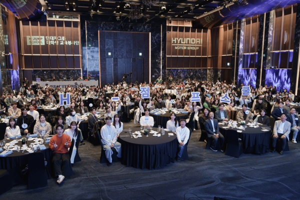 ▲8일 서울 서초구 양재 엘타워에서 열린 대학생 교육봉사단 H-점프스쿨 11기 수료식 ‘See You Again H’ 행사에 참여한 대학생 교사들이 기념 촬영을 하고 있다. ⓒ현대자동차그룹