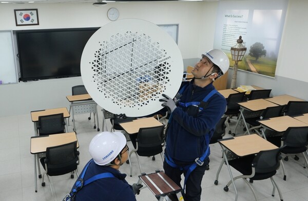 ▲삼성전자서비스 엔지니어들이 수능 시험장에 설치된 삼성전자 시스템에어컨을 사전점검하는 모습 ⓒ 삼성전자서비스