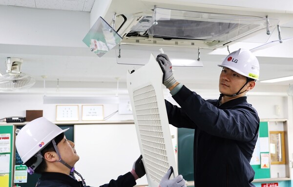 ▲LG전자 시스템 에어컨 유지/보수 서비스를 담당하는 하이엠솔루텍 서비스 엔지니어들이 수능 시험장에 설치된 냉·난방 시스템 에어컨 작동 이상 유무를 점검하고 있다. ⓒ LG전자