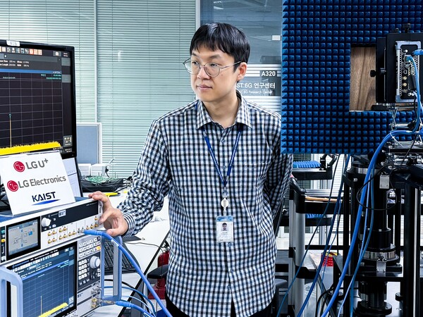 ▲ 6G 연구센터 소속 연구원이 6G 후보 주파수 대역의 전파를 통한 신호를 측정하고 있는 모습.ⓒLG유플러스