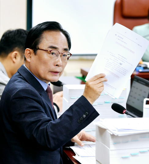 ▲김형재 서울시의원(국민의힘)이 8일 개최된 서울시의회 문화체육관광위원회 행정사무감사에서 서울시태권도협회 문제점에 대해 질의를 하고 있다. ⓒ서울시의회