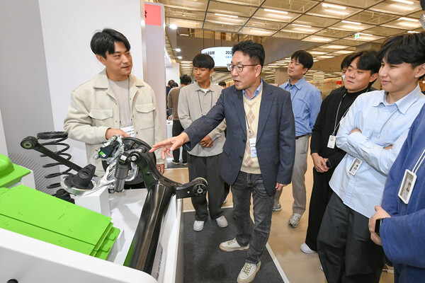 ▲현대모비스는 지난 11일 경기도 의왕연구소에서 제5회 모듈신기술 성과공유회를 개최했다. 고객사와 협력사 관계자들을 초청해 연구개발 성과를 알린 이번 행사에서 관람객들이 전시품 설명을 듣고 있다. ⓒ현대모비스