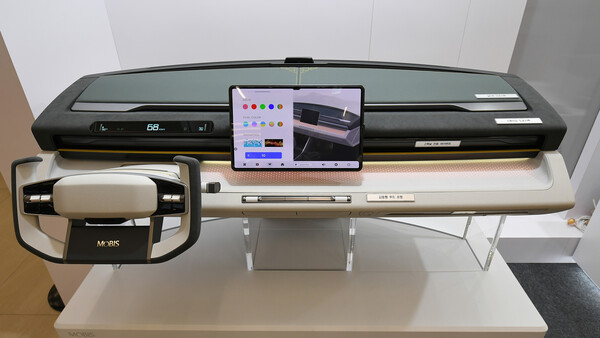 ▲현대모비스가 개발한 콕핏모듈은 탑승객의 감정에 따라 실내 조명을 바꿔주고 터치만으로 수납공간인 글로브박스를 자동으로 열 수 있다. ⓒ현대모비스