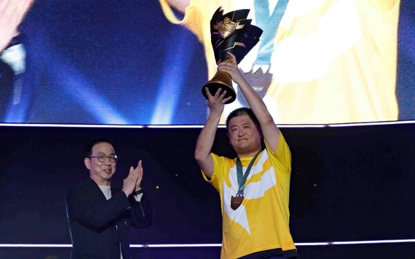 ▲컴투스 e스포츠 대회 ‘서머너즈 워 월드 아레나 챔피언십2024’ 월드 파이널 우승자 KELIANBAO(오른쪽)이 우승컵을 들고 사진을 찍고 있다. ⓒ컴투스