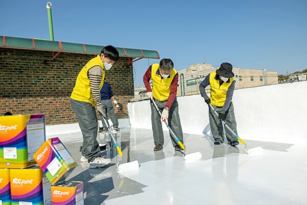 ▲KCC 및 서울시건축사회 관계자들이 KCC의 스포탄상도(에너지) 페인트를 활용하여 시원한 옥상 만들기 작업을 하고 있다. ⓒKCC