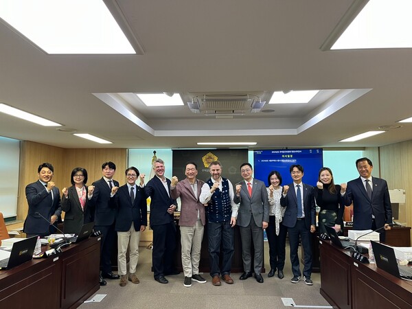 ▲서울시의회 주택공간위원회는 지난 11월 7일 노들 글로벌 예술섬 국제설계공모 최종 당선자인 토마스 헤더윅과 간담회를 개최했다. ⓒ서울시의회