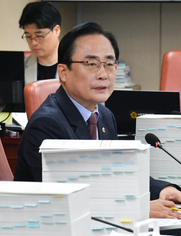 ▲김형재 서울시의원이 8일 개최된 서울시의회 문화체육관광위원회 행정사무감사에서 상암 월드컵경기장 잔디 관리 부실 문제에 대해 질의를 하고 있다. ⓒ서울시의회