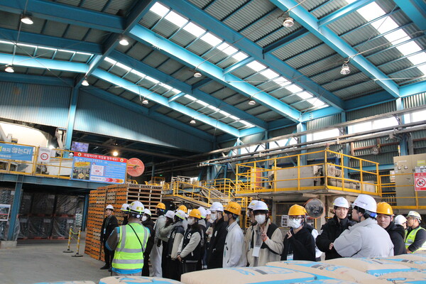 ▲김정옥 삼표산업 화성 몰탈공장 공장장이 현장교류형 산학투어에 참석한 서울대학교 건축학과 학생들에게 주요 생산 공정 라인을 설명하고있다. ⓒ삼표그룹