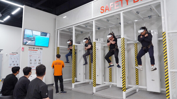 ▲LG전자가 창원 LG스마트파크에 오픈한 안전체험센터 '세이프티온(SAFETY ON)’에서 공사 현장에서의 추락사고를 VR로 체험하며 안전대 착용의 중요성을 교육 받고 있다. ⓒLG전자