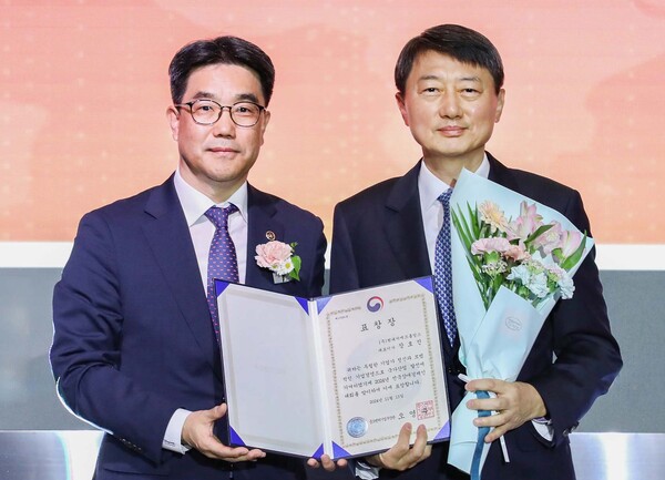 ▲장호진 현대지에프홀딩스 사장(사진 오른쪽)과 김성섭 중소벤처기업부 차관이 기념 촬영하는 모습. ⓒ현대백화점그룹