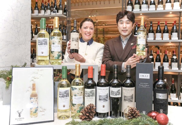 ▲13일 서울 영등포구 더현대 서울 지하1층 와인웍스 매장에서 소믈리에와 엘 꼬또 현지 담당자가 와인을 소개하고 있다. ⓒ현대백화점그룹