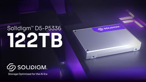 ▲솔리다임이 출시한 세계 최대 용량 122TB AI 낸드 솔루션 eSSD ‘D5-P5336’ 제품. ⓒ솔리다임