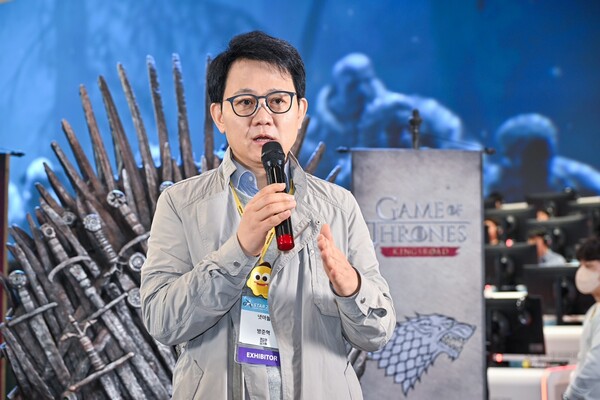 ▲넷마블·코웨이 방준혁 의장이 14일 오후 부산 벡스코에서 열린 지스타 2024에서 기자들과 만나 질의응답을 하고 있다.ⓒ넷마블