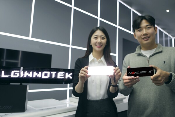 ▲LG이노텍 직원들이 차량 전방용 조명 모듈 '넥슬라이드 A+' 샘플을 선보이고 있다. ⓒLG이노텍