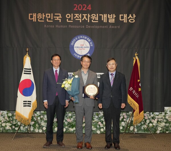 ▲지난 13일 열린 ‘2024 대한민국 인적자원개발 대상’에서 유한킴벌리 이재우 EX부문장이 생활용품부문 종합 대상을 수상하고 있다. ⓒ유한킴벌리