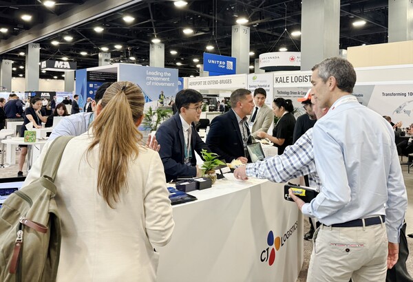 ▲미국 마이애미에서 개최된 ‘TIACA 국제 항공화물 포럼 2024’에 참석한 항공물류 관계자들이 CJ대한통운의 다양한 글로벌 물류사업 모델에 대해 설명을 듣고 있다. ⓒCJ대한통운