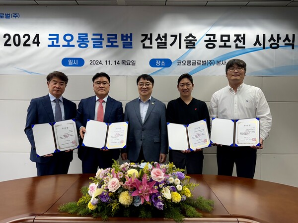 ▲(왼쪽부터)이대식 영신디엔씨 전무, 정채천 엘디티 사장, 김정일 코오롱글로벌 대표이사, 박준우 파이네코 사장, 김은석 창소프트아이앤아이 사장이 기념사진을 촬영하고 있다. ⓒ코오롱글로벌