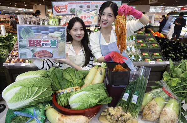 ▲15일 오전 이마트 용산점에서 모델들이 '김장대전' 행사 채소들을 소개하고 있다. ⓒ이마트