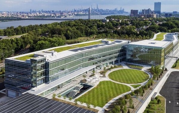 ▲美 뉴저지에 위치한 LG전자 북미법인 사옥 전경. 2020년 준공된 이 사옥은 친환경 기술이 집약된 그린캠퍼스로 에너지 효율을 극대화하는 등의 노력을 인정받아 친환경 건축물 인증제도 리드(LEED)의 최고등급인 플래티넘 등급을 받았다. ⓒLG