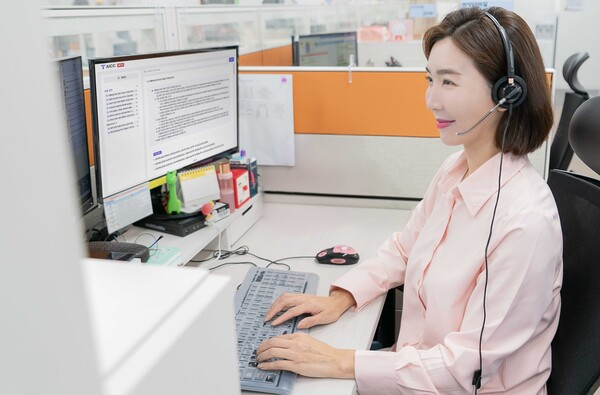 ▲SK텔레콤이 자체 개발한 Telco LLM(Large Language Model)/LMM(Large Multimodal Model)을 활용한 고객센터 AI 상담업무 지원 시스템을 국내 메이저 고객센터 중 최초로 10월부터 단계적으로 오픈, 베타 서비스를 한 달여간 성공적으로 운영했다고 18일 밝혔다.ⓒSK텔레콤