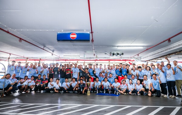 ▲2024 TCR 월드투어, 차이나, 아시아 마카오 대회에 출전한 현대 엘란트라 N TCR 팀원들이 드라이버 부문 동반 종합 우승을 축하하며 기념 촬영을 하고 있다. ⓒ현대자동차