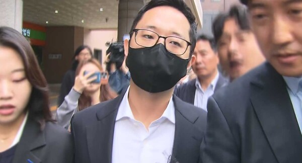 ▲김동환 빙그레 사장이 경찰관 폭행으로 기소돼 재판을 받고 서울서부지방법원을 나서고 있다. ⓒMBC뉴스화면 캡처