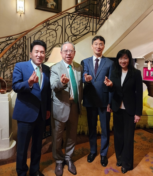 ▲왼쪽부터 함영주 하나금융그룹 회장, 피터 람 홍콩무역발전국 회장, 이복현 금융감독원장, 마가렛 퐁 홍콩무역발전국 상임이사가 지난 14일 조찬을 마친 뒤 기념촬영을 하고 있다. ⓒ하나금융그룹