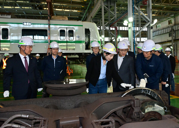 ▲전동차 정비 부품 점검 중인 최호정 의장. ⓒ서울시의회