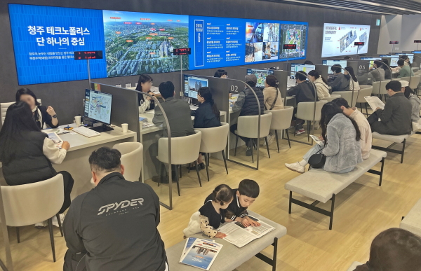 ▲‘청주테크노폴리스 힐데스하임 더원’ 견본주택에서 관람객들이 분양 상담을 받고 있다. ⓒ원건설