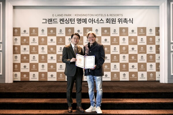 ▲이지운 이랜드파크 대표(사진 왼쪽)와 최민식 배우가 그랜드 켄싱턴 명예 회원 위촉식에서 기념 촬영을 하고 있다. ⓒ이랜드