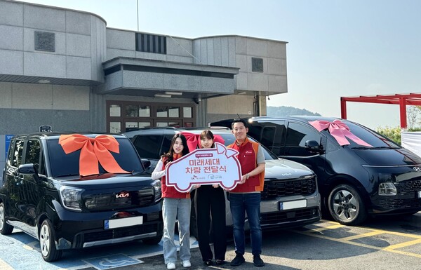 ▲SK에코플랜트 구성원 2명과 선덕원 사무국장(가운데)이 차량 앞에서 기념사진을 찍고있다. ⓒSK에코플랜트