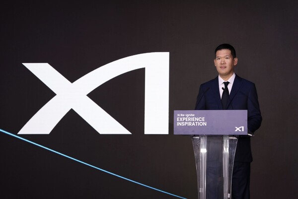 ▲허윤홍 GS건설 대표가 18일 진행된 자이 리이그나이트(Xi Re-ignite)’ 행사에서 새로운 자이(Xi) BI와 로고를 선보였다. ⓒGS건설