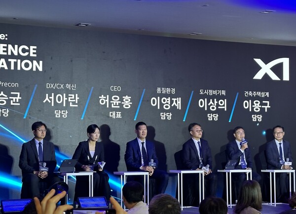 ▲(왼쪽부터) 남승균 건축 Precon 담당, 서아란 디지털·고객혁신담당, 허윤홍 대표, 이영재 품질환경 담당, 이상의 도시정비기획 담당, 이용구 건축주택설계 담당이 패널토크를 진행하고 있다. ⓒ박은영 기자