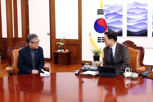 ▲원순석 5·18기념재단 이사장은 이달 19일 우원식 국회의장을 면담하고 5·18 정신의 헌법전문 수록과 전두환‧노태우 일가(전‧노 일가) 등 헌정질서파괴범들의 부정축재 은닉재산 환수를 위한 조속한 입법을 촉구했다. ⓒ 5·18기념재단