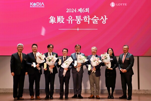 ▲이동일 한국유통학회장, 장명균 호서대 교수, 이호택 계명대 교수, 이정희 중앙대 교수, 박정근 한양대 교수, 박민영 인하대 교수, 지선영 신구대 교수, 김상현 롯데 유통군 총괄대표 부회장(사진 왼쪽부터). ⓒ롯데 유통군